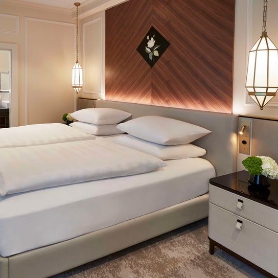 Hotel Kempinski_Deluxe Room Luxury hotel at walking distance from the opera in Munich.